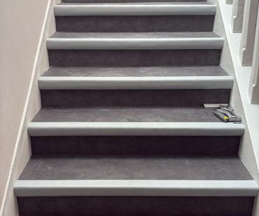 Escalier rénové avec des marches en PVC gris à Jemeppe